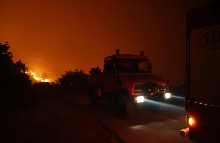 Ovo su prizori iz vatrene noći: Omi&scaron; u dimu i plamenu, vatra se nezaustavljivo &scaron;iri
