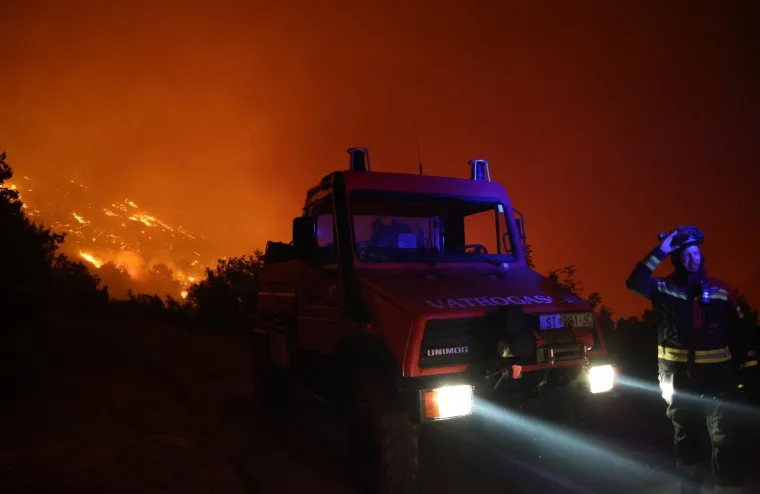 Ovo su prizori iz vatrene noći: Omi&scaron; u dimu i plamenu, vatra se nezaustavljivo &scaron;iri