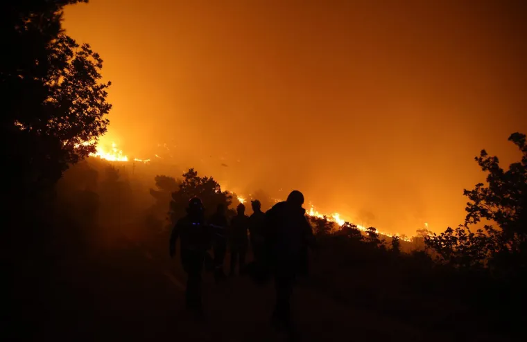 Ovo su prizori iz vatrene noći: Omi&scaron; u dimu i plamenu, vatra se nezaustavljivo &scaron;iri
