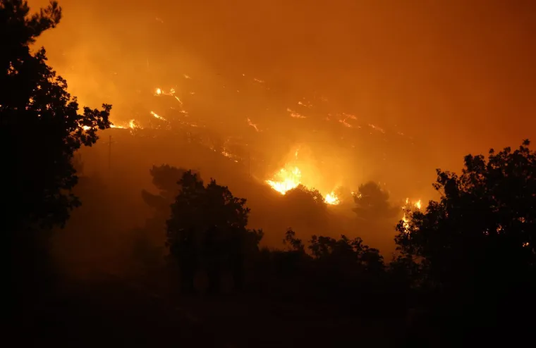 Ovo su prizori iz vatrene noći: Omi&scaron; u dimu i plamenu, vatra se nezaustavljivo &scaron;iri