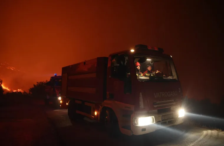 Ovo su prizori iz vatrene noći: Omi&scaron; u dimu i plamenu, vatra se nezaustavljivo &scaron;iri