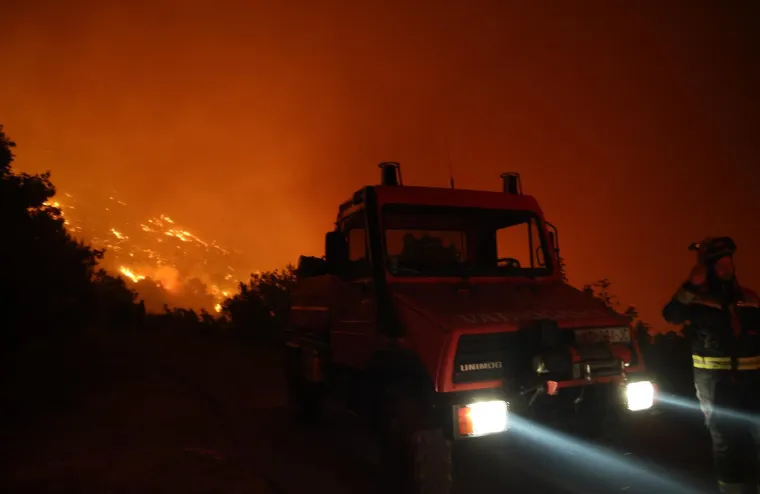 Ovo su prizori iz vatrene noći: Omi&scaron; u dimu i plamenu, vatra se nezaustavljivo &scaron;iri