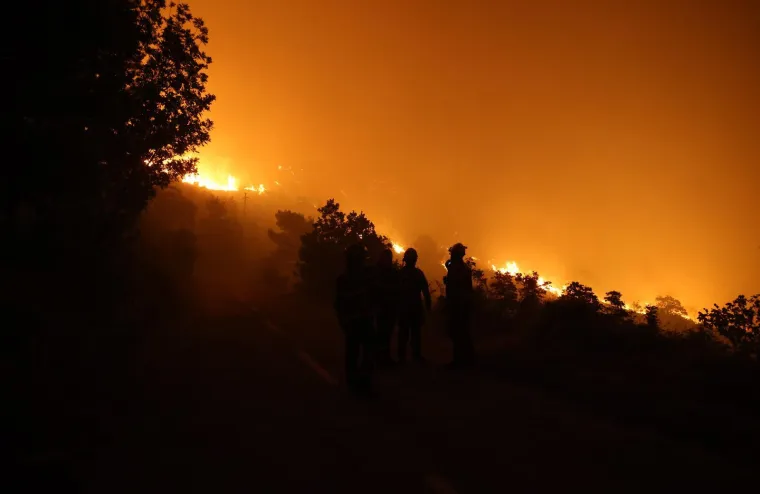 Ovo su prizori iz vatrene noći: Omi&scaron; u dimu i plamenu, vatra se nezaustavljivo &scaron;iri