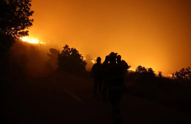 Ovo su prizori iz vatrene noći: Omi&scaron; u dimu i plamenu, vatra se nezaustavljivo &scaron;iri