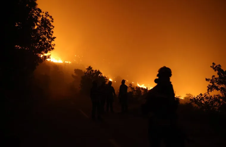 Ovo su prizori iz vatrene noći: Omi&scaron; u dimu i plamenu, vatra se nezaustavljivo &scaron;iri