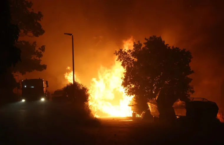 Ovo su prizori iz vatrene noći: Omi&scaron; u dimu i plamenu, vatra se nezaustavljivo &scaron;iri