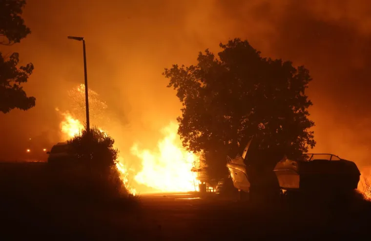 Ovo su prizori iz vatrene noći: Omi&scaron; u dimu i plamenu, vatra se nezaustavljivo &scaron;iri