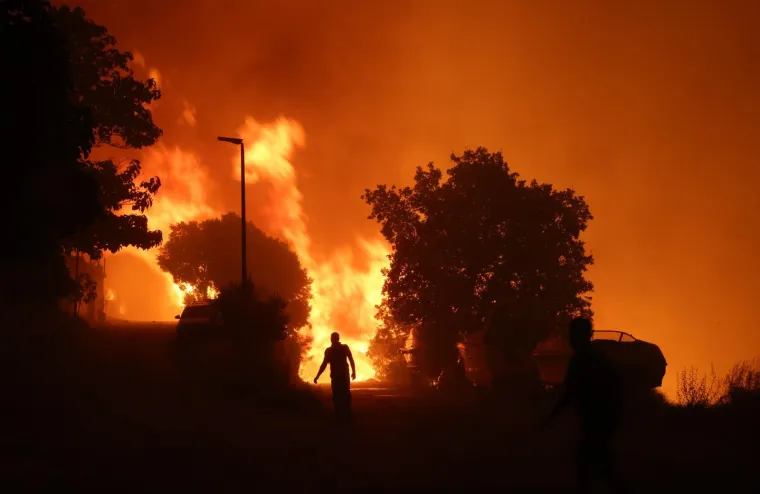 Ovo su prizori iz vatrene noći: Omi&scaron; u dimu i plamenu, vatra se nezaustavljivo &scaron;iri