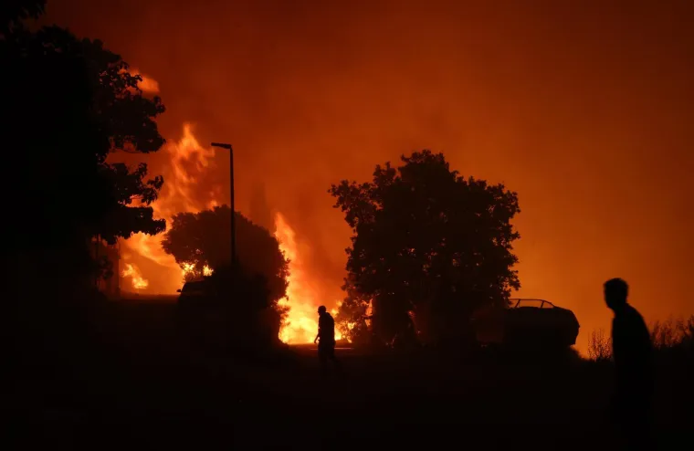 Ovo su prizori iz vatrene noći: Omi&scaron; u dimu i plamenu, vatra se nezaustavljivo &scaron;iri