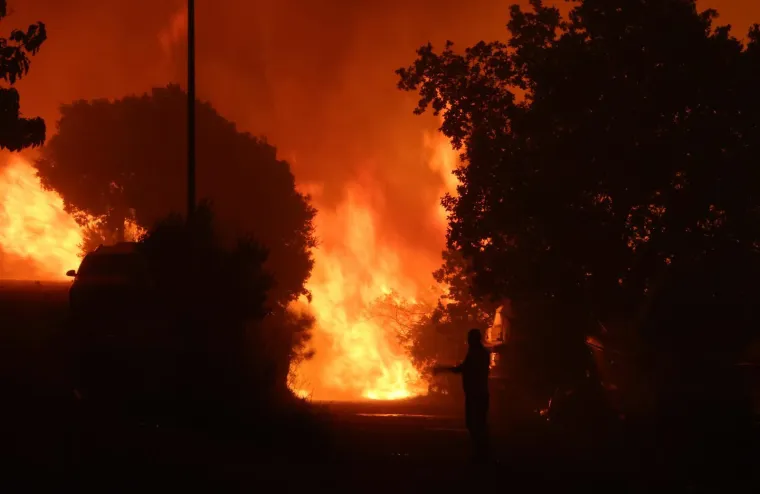 Ovo su prizori iz vatrene noći: Omi&scaron; u dimu i plamenu, vatra se nezaustavljivo &scaron;iri