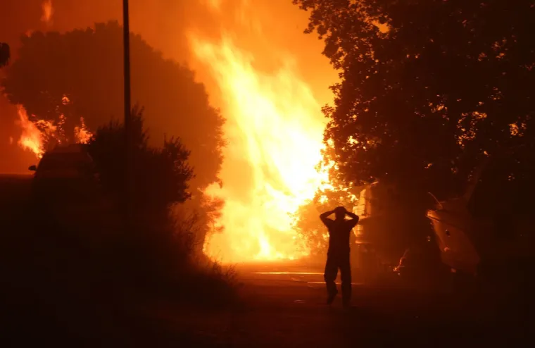 Ovo su prizori iz vatrene noći: Omi&scaron; u dimu i plamenu, vatra se nezaustavljivo &scaron;iri
