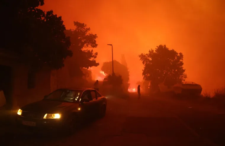 Ovo su prizori iz vatrene noći: Omi&scaron; u dimu i plamenu, vatra se nezaustavljivo &scaron;iri