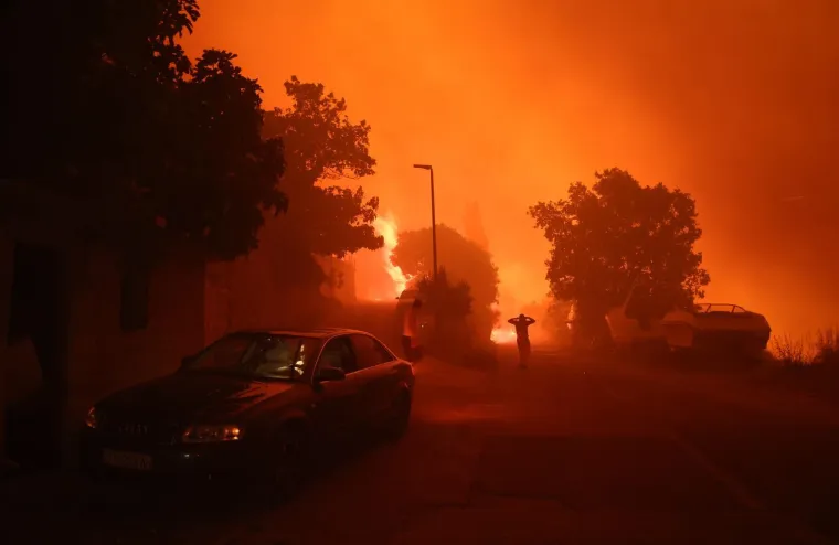 Ovo su prizori iz vatrene noći: Omi&scaron; u dimu i plamenu, vatra se nezaustavljivo &scaron;iri