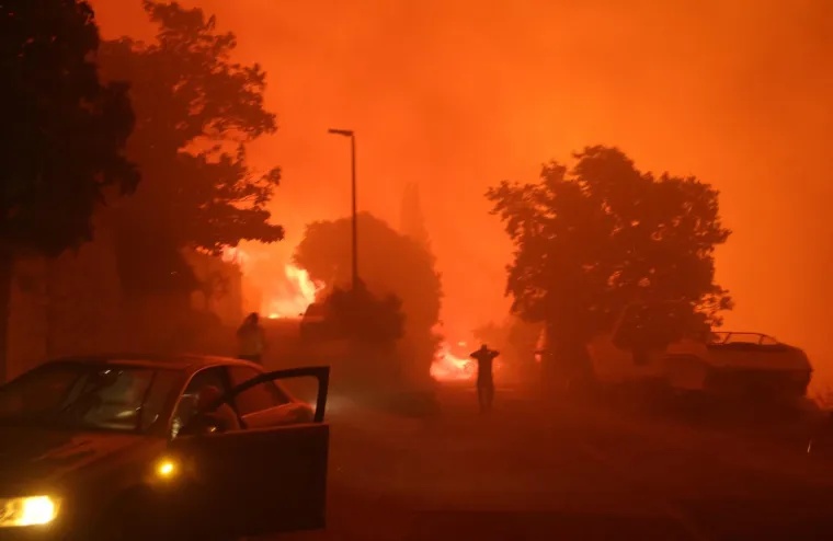 Ovo su prizori iz vatrene noći: Omi&scaron; u dimu i plamenu, vatra se nezaustavljivo &scaron;iri