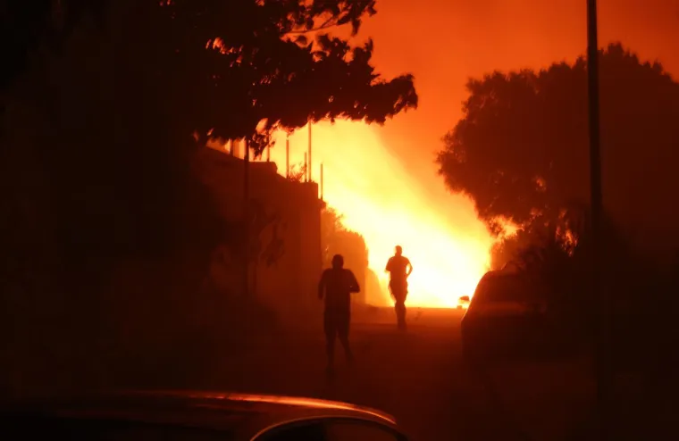 Ovo su prizori iz vatrene noći: Omi&scaron; u dimu i plamenu, vatra se nezaustavljivo &scaron;iri