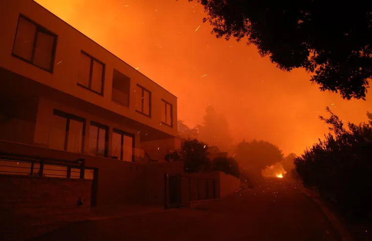 Ovo su prizori iz vatrene noći: Omi&scaron; u dimu i plamenu, vatra se nezaustavljivo &scaron;iri