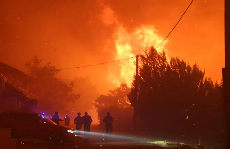 Ovo su prizori iz vatrene noći: Omi&scaron; u dimu i plamenu, vatra se nezaustavljivo &scaron;iri