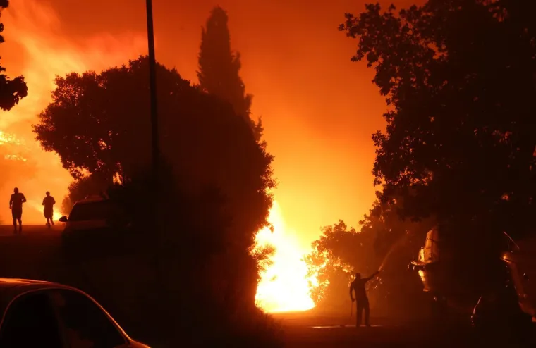 Ovo su prizori iz vatrene noći: Omi&scaron; u dimu i plamenu, vatra se nezaustavljivo &scaron;iri