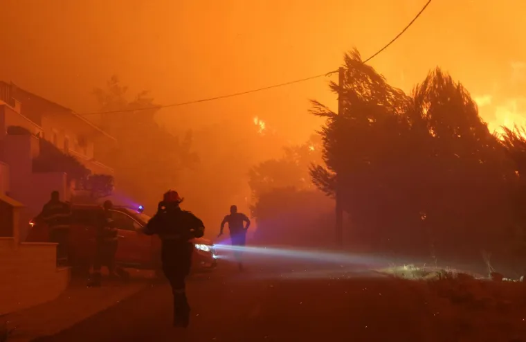 Ovo su prizori iz vatrene noći: Omi&scaron; u dimu i plamenu, vatra se nezaustavljivo &scaron;iri