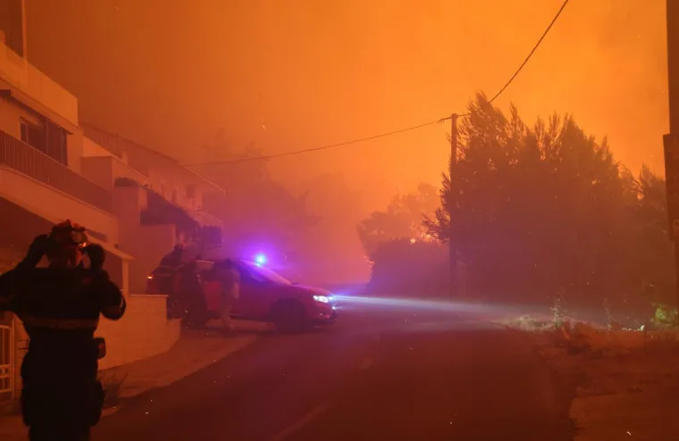 Ovo su prizori iz vatrene noći: Omi&scaron; u dimu i plamenu, vatra se nezaustavljivo &scaron;iri