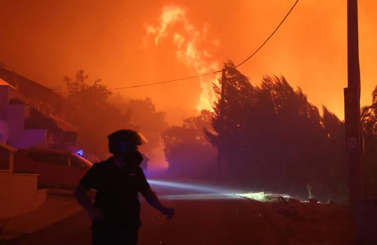 Ovo su prizori iz vatrene noći: Omi&scaron; u dimu i plamenu, vatra se nezaustavljivo &scaron;iri