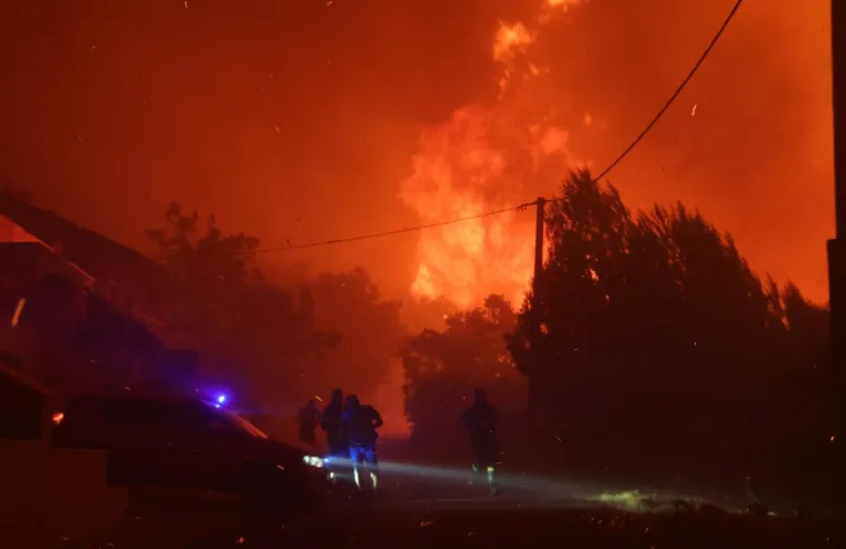 Ovo su prizori iz vatrene noći: Omi&scaron; u dimu i plamenu, vatra se nezaustavljivo &scaron;iri