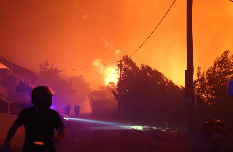 Ovo su prizori iz vatrene noći: Omi&scaron; u dimu i plamenu, vatra se nezaustavljivo &scaron;iri