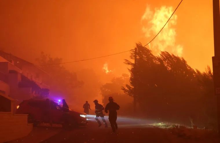 Ovo su prizori iz vatrene noći: Omi&scaron; u dimu i plamenu, vatra se nezaustavljivo &scaron;iri