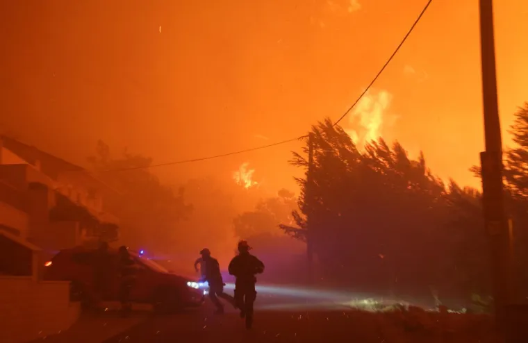 Ovo su prizori iz vatrene noći: Omi&scaron; u dimu i plamenu, vatra se nezaustavljivo &scaron;iri