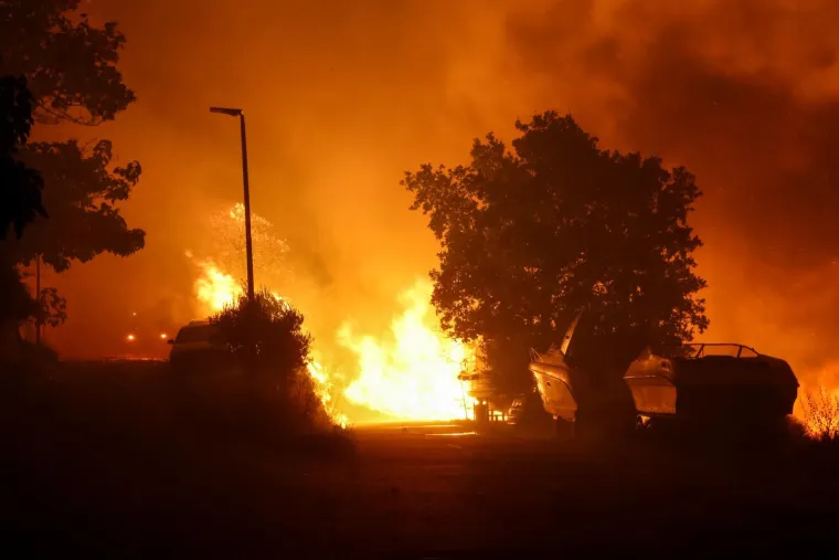 Ovo su prizori iz vatrene noći: Omi&scaron; u dimu i plamenu, vatra se nezaustavljivo &scaron;iri