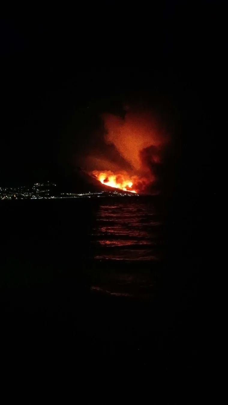 Ovo su prizori iz vatrene noći: Omi&scaron; u dimu i plamenu, vatra se nezaustavljivo &scaron;iri