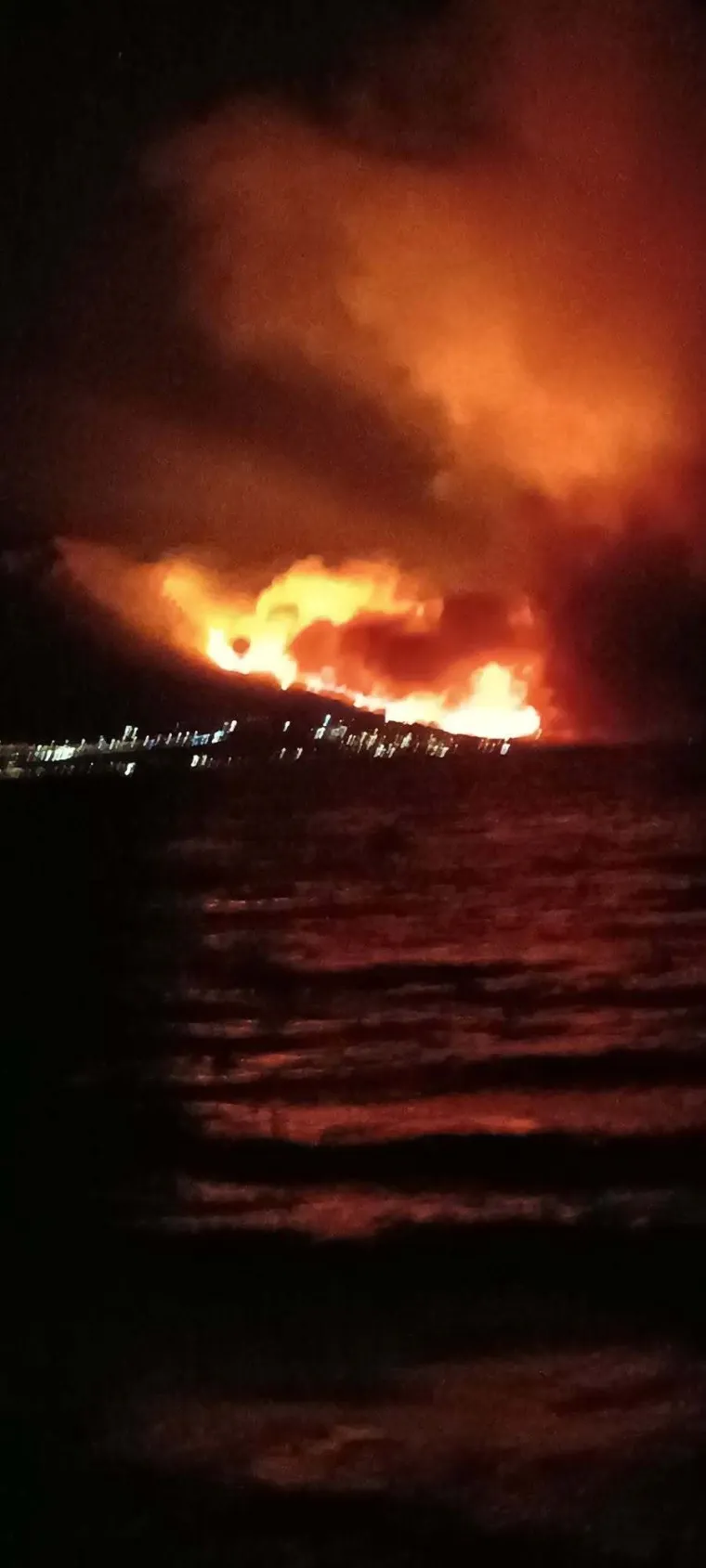 Ovo su prizori iz vatrene noći: Omi&scaron; u dimu i plamenu, vatra se nezaustavljivo &scaron;iri