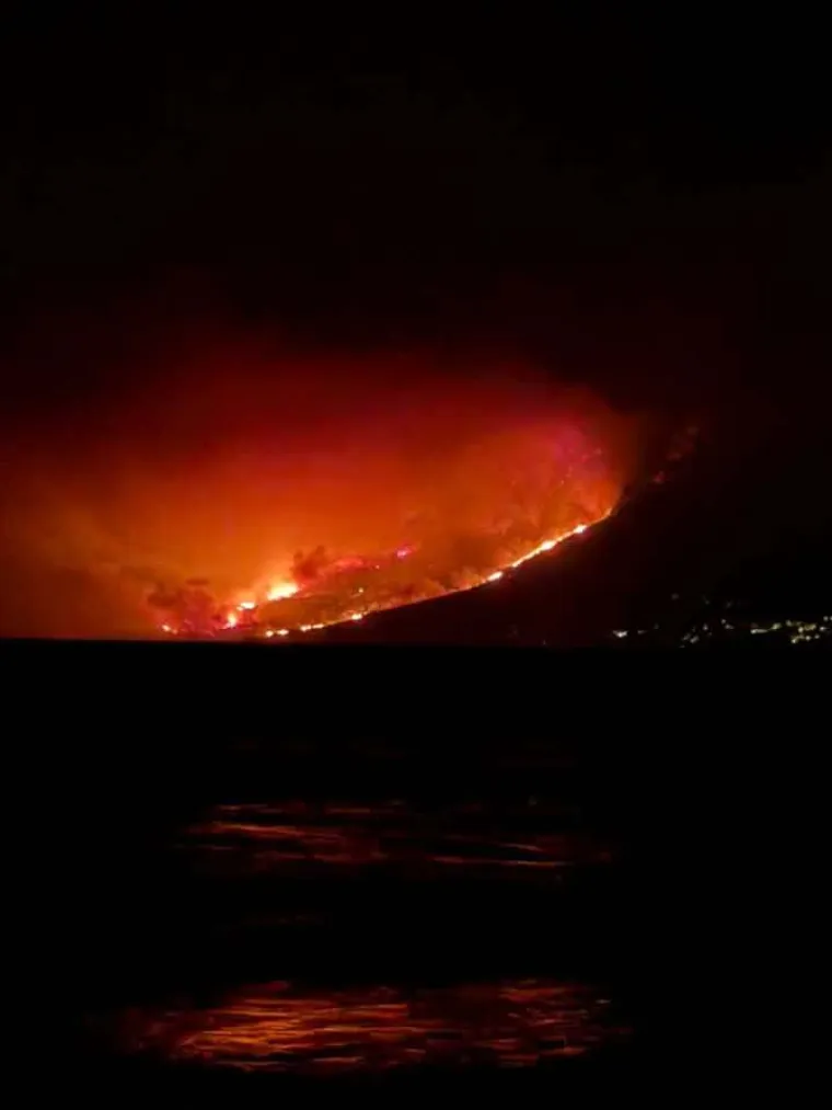 Ovo su prizori iz vatrene noći: Omi&scaron; u dimu i plamenu, vatra se nezaustavljivo &scaron;iri