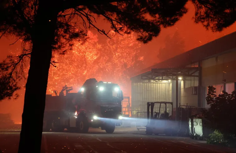 Ovo su prizori iz vatrene noći: Omi&scaron; u dimu i plamenu, vatra se nezaustavljivo &scaron;iri