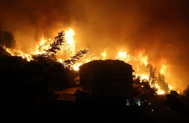 Ovo su prizori iz vatrene noći: Omi&scaron; u dimu i plamenu, vatra se nezaustavljivo &scaron;iri