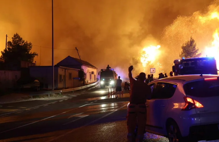 Ovo su prizori iz vatrene noći: Omi&scaron; u dimu i plamenu, vatra se nezaustavljivo &scaron;iri