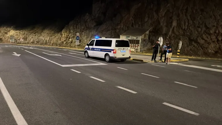 Ovo su prizori iz vatrene noći: Omi&scaron; u dimu i plamenu, vatra se nezaustavljivo &scaron;iri