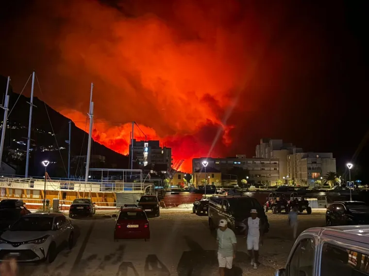 Ovo su prizori iz vatrene noći: Omi&scaron; u dimu i plamenu, vatra se nezaustavljivo &scaron;iri