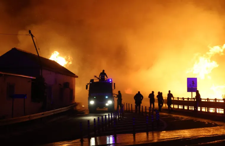 Ovo su prizori iz vatrene noći: Omi&scaron; u dimu i plamenu, vatra se nezaustavljivo &scaron;iri