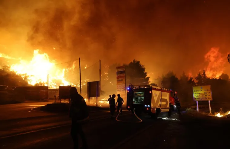 Ovo su prizori iz vatrene noći: Omi&scaron; u dimu i plamenu, vatra se nezaustavljivo &scaron;iri