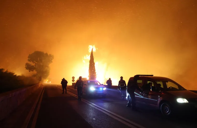 Ovo su prizori iz vatrene noći: Omi&scaron; u dimu i plamenu, vatra se nezaustavljivo &scaron;iri