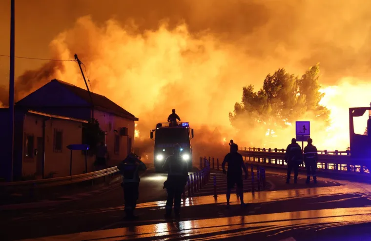 Ovo su prizori iz vatrene noći: Omi&scaron; u dimu i plamenu, vatra se nezaustavljivo &scaron;iri