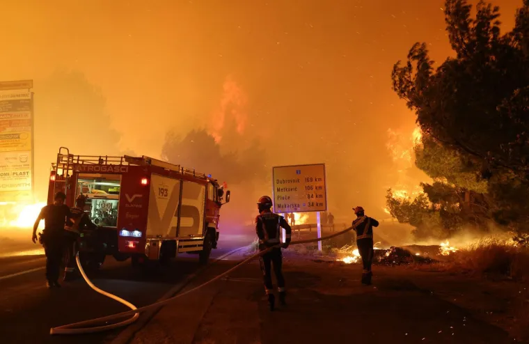 Ovo su prizori iz vatrene noći: Omi&scaron; u dimu i plamenu, vatra se nezaustavljivo &scaron;iri
