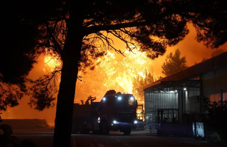 Ovo su prizori iz vatrene noći: Omi&scaron; u dimu i plamenu, vatra se nezaustavljivo &scaron;iri