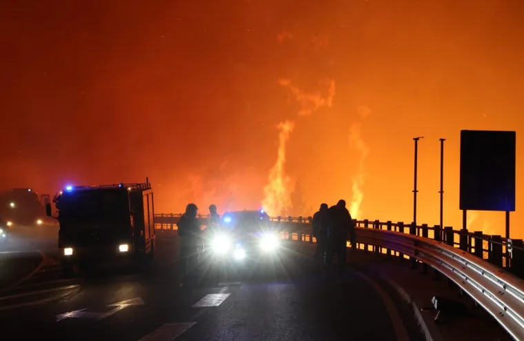 Ovo su prizori iz vatrene noći: Omi&scaron; u dimu i plamenu, vatra se nezaustavljivo &scaron;iri
