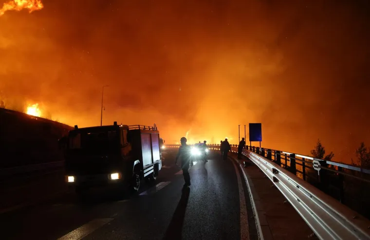 Ovo su prizori iz vatrene noći: Omi&scaron; u dimu i plamenu, vatra se nezaustavljivo &scaron;iri