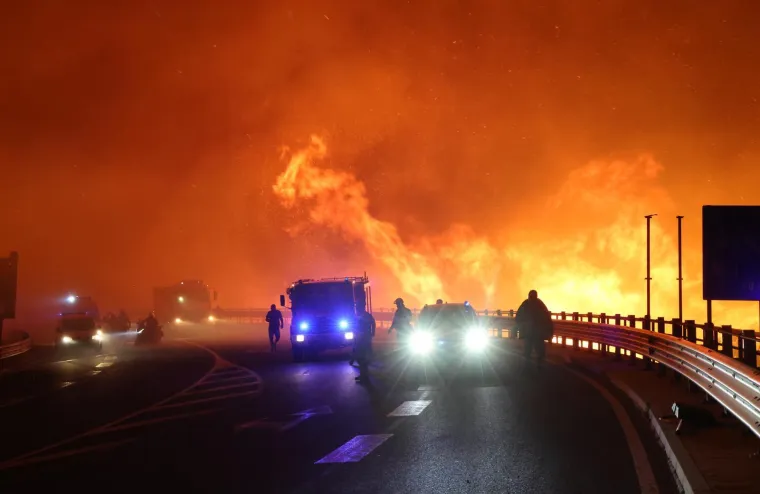 Ovo su prizori iz vatrene noći: Omi&scaron; u dimu i plamenu, vatra se nezaustavljivo &scaron;iri