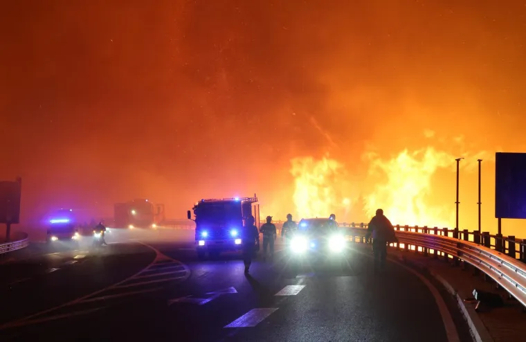 Ovo su prizori iz vatrene noći: Omi&scaron; u dimu i plamenu, vatra se nezaustavljivo &scaron;iri