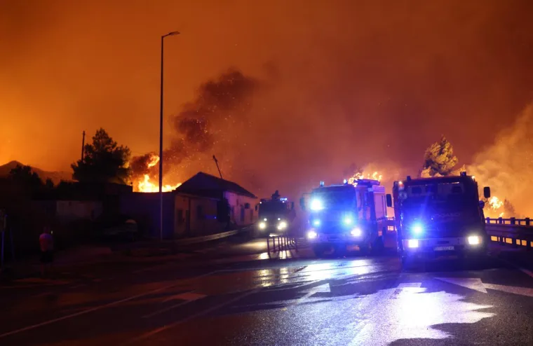 Ovo su prizori iz vatrene noći: Omi&scaron; u dimu i plamenu, vatra se nezaustavljivo &scaron;iri