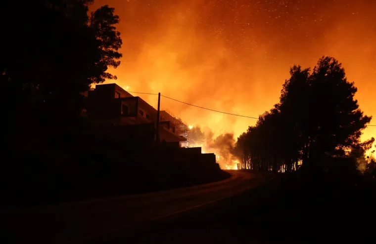 Ovo su prizori iz vatrene noći: Omi&scaron; u dimu i plamenu, vatra se nezaustavljivo &scaron;iri